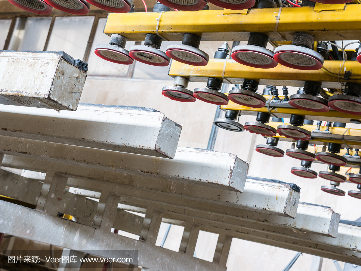 大理石工廠里搬運大理石的機械臂